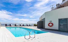 Central One Bed Apartment, Sleeps 4 With Roof Top Pool.