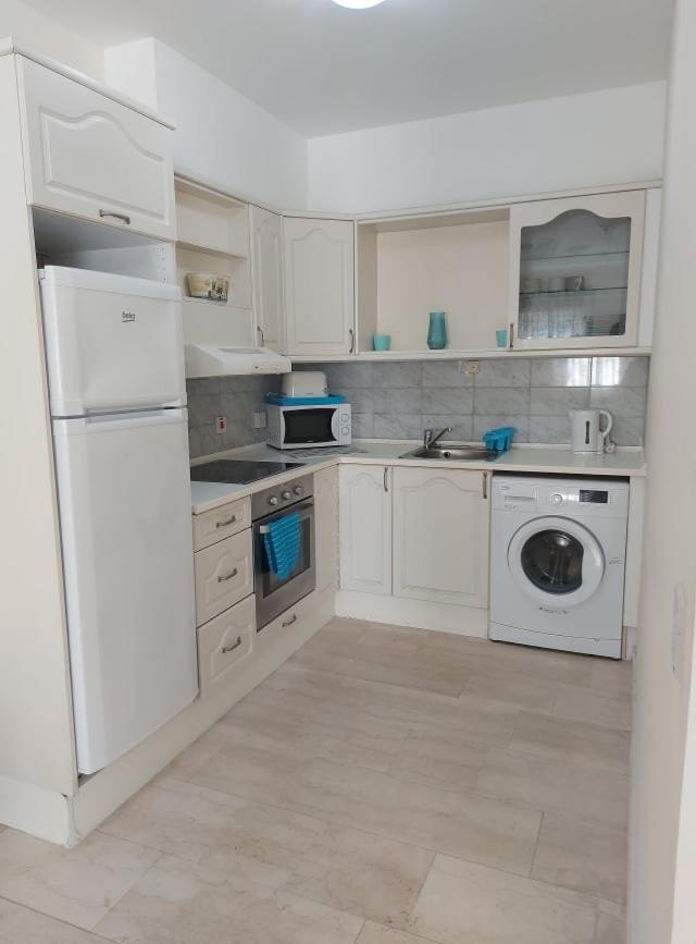 Central One Bed Apartment, Sleeps 4 With Roof Top Pool. Gibraltar Exterior photo